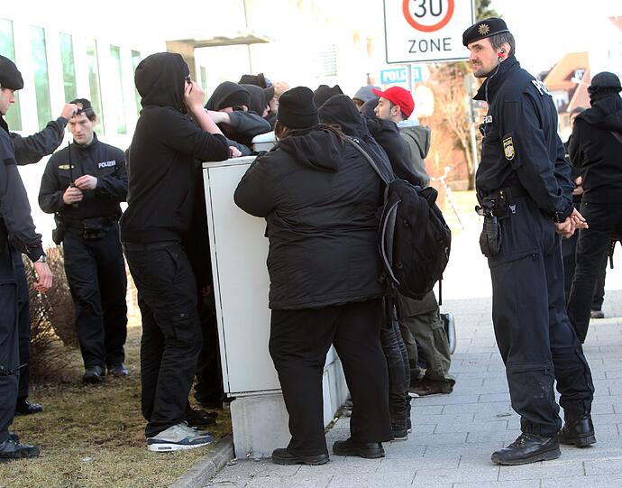 An Info-Ständen einer Bürgerinitiative aus dem politisch rechten Spektrum kam es am Samstag zu mehreren Ausschreitungen, bei denen die Polizei eingreifen musste - die Bilder.