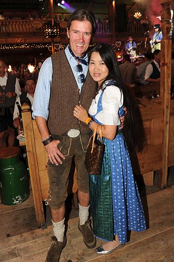 Udo Jürgens Sohn John Munich Jürgens kam mit Frau Hayah stilvoll in Tracht.