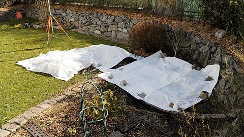 2. April 2012: Planen bedecken im Garten den Fundort der beiden Leichen in Notzing (Kreis Erding).
