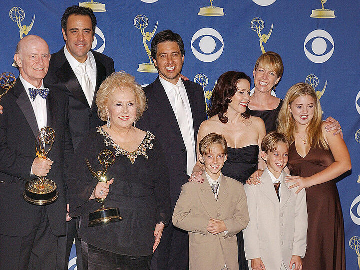 Sawyer Sweeten (vorne links) und sein Zwillingsbruder Sullivan im Kreise des "Alle lieben Raymond"-Casts
