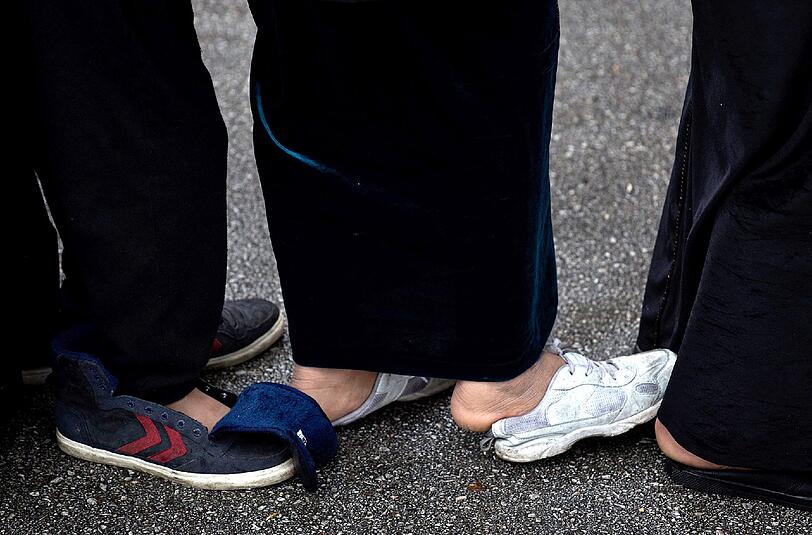 Flüchtlingskinder warten auf eine Essensausgabe im Hafen der griechischen Stadt Piräus. Foto: Simela Pantzartzi/Archiv