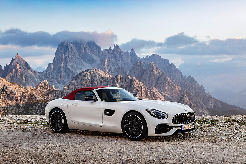 Was für ein Ausblick: Der Mercedes-AMG Roadster GT macht auch mit geschlossenem Stoffdach eine perfekte Figur.
