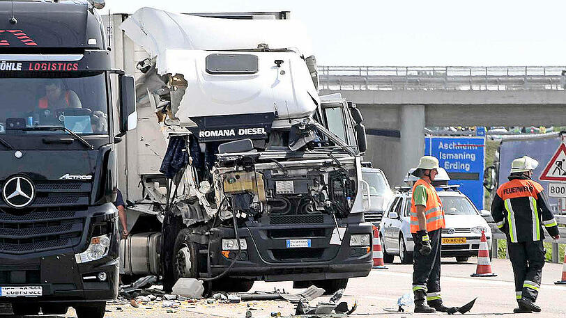 Auf der A99 bei Aschheim raste ein LKW auf das Heck eines anderen bremsenden Gespanns. Der Fahrer wurde nur leicht verletzt, es bildete sich ein 12 Kilometer langer Stau.