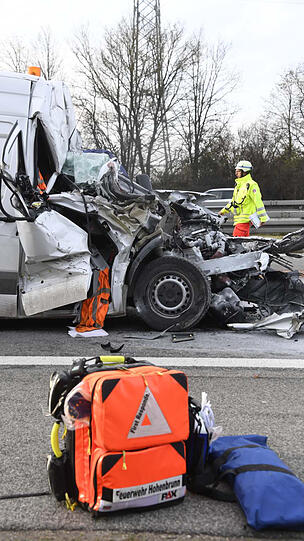 Der Fahrer des Kleintransporters starb bei dem Unfall. Die Bilder vom Unfallort auf der A99.