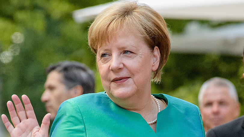 2018 kündigt die Bundeskanzlerin ihren Rückzug aus der Politik an. Die neue Parteivorsitzende wird Annegret Kramp-Karrenbauer.