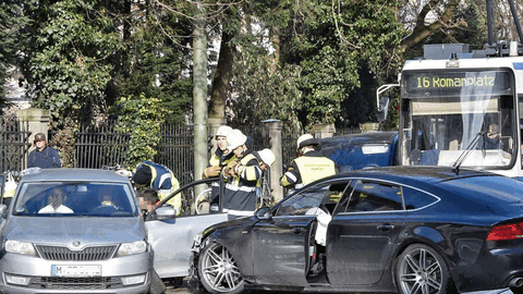 Unfall auf der Ismaninger Straße: Ein 39-Jähriger geriet mit seinem schwarzen Audi in den Gegenverkehr, prallte gegen den Skoda.
