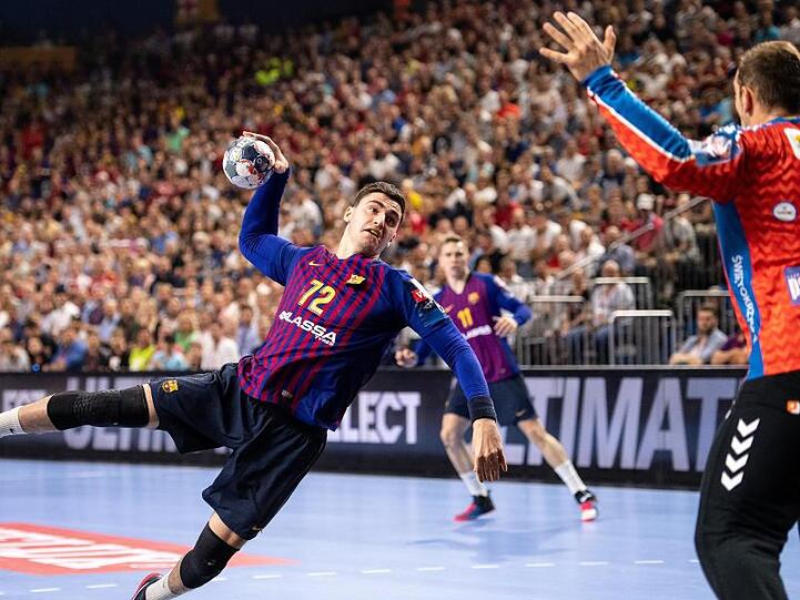 Barcelonas Ludovic Fabregas (M) wirft auf das Tor von Kielces Torhüter Vladimir Cupara.