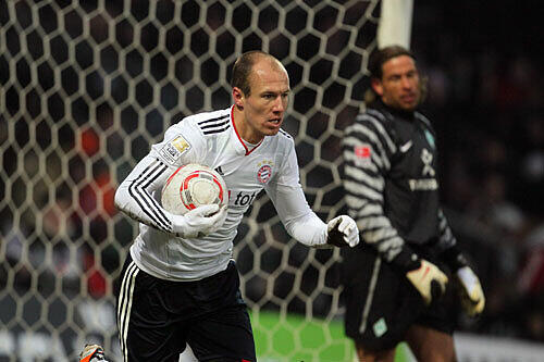 Arjen Robben und sein doppelt &bdquo;starker&ldquo; Auftritt in Bremen. Erst leitete er mit seinem Tor die Wende zum 3:1-Sieg des FC Bayern ein, dann aber knöpfte er sich Teamkollegen Thomas Müller vor. &bdquo;Ich hasse das&ldquo;, kritisierte Robben die Gesten Müllers, der sich damit über Ego-Tripps des Niederländers beschwert hatte. Die Bilder vom Disput.