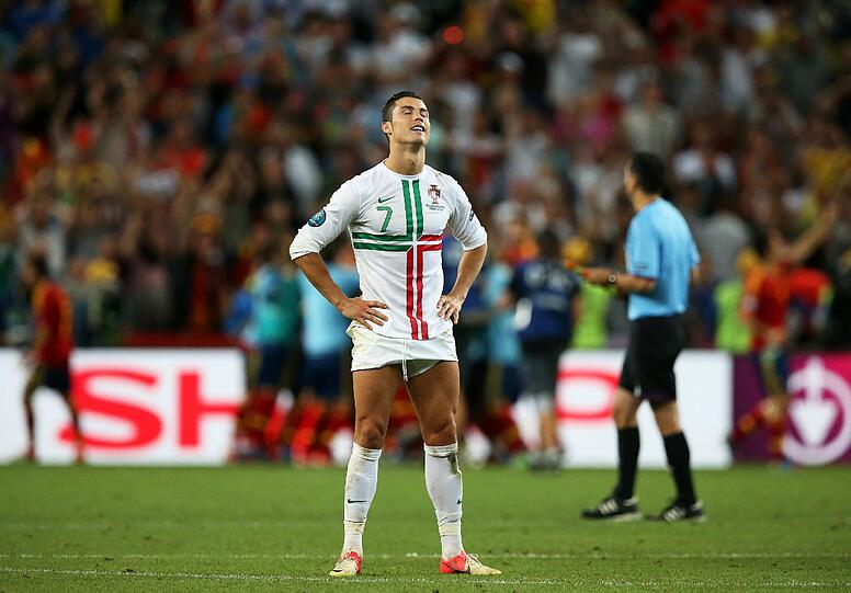 EM 2012: Halbfinalaus gegen Spanien. Wie bitter für Ronaldo - wieder gibt's keinen Titel mit Portugal. Diesmal scheiterte er im Elfmeterschießen an Spanien. Aber Cristiano hat nicht nur die Haare schön, keiner leidet so schön wie der Superstar von Real Madrid.