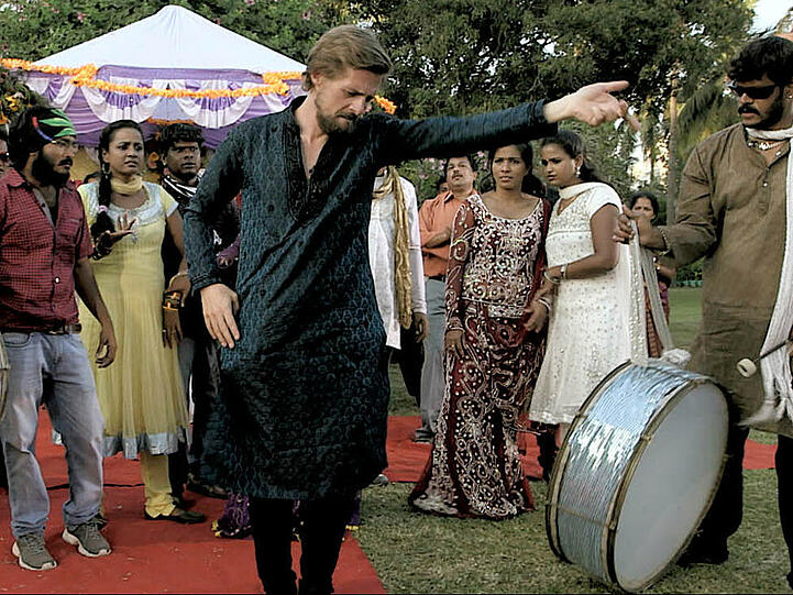 Klaas Heufer-Umlauf (r.) tanzt am Set eines Bollywood-Films in Indien