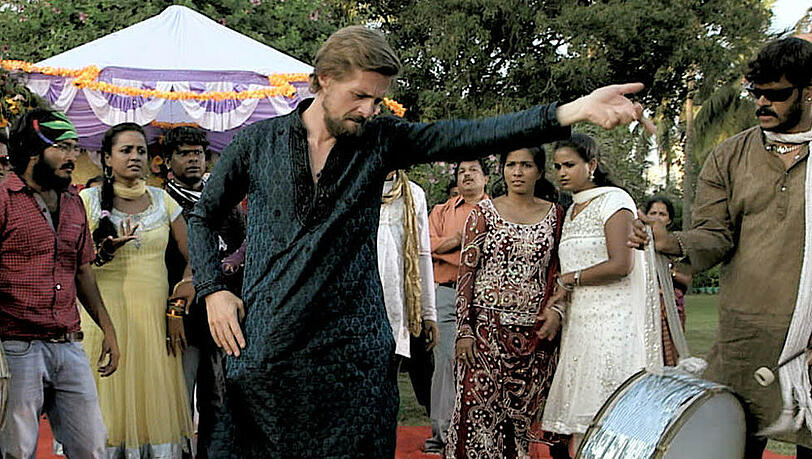Klaas Heufer-Umlauf (r.) tanzt am Set eines Bollywood-Films in Indien Klaas Heufer-Umlauf (r.) tanzt am Set eines Bollywood-Films in Indien