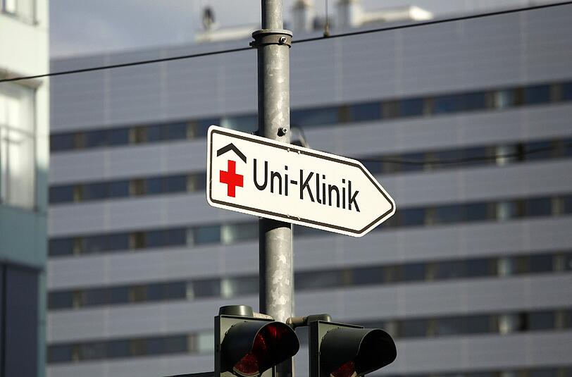 Ein Schild vor dem Universitätsklinikum in Frankfurt am Main weist Patienten und Besuchern den Weg. Foto: Wolfram Steinberg