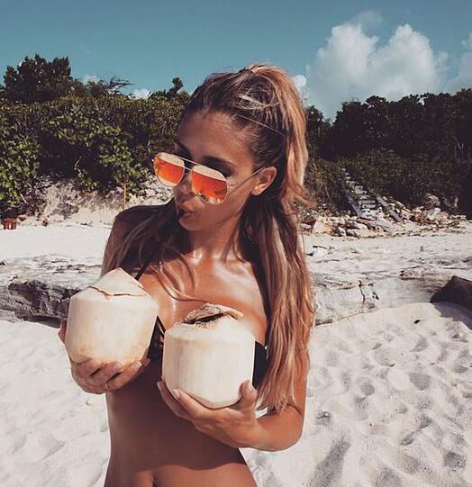 Götze-Freundin Ann-Kathrin Brömmel steht auf die Doppel-Kokosnuss.