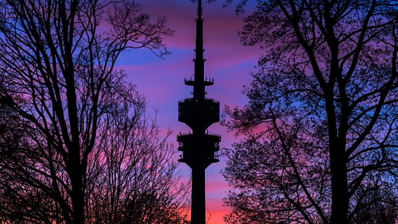 Der Olympiaturm an einem Frühlingsabend.