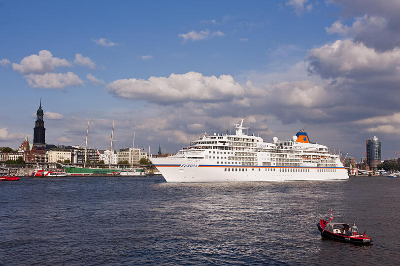 Hamburg: Die MS Europa läuft in den Hafen ein.