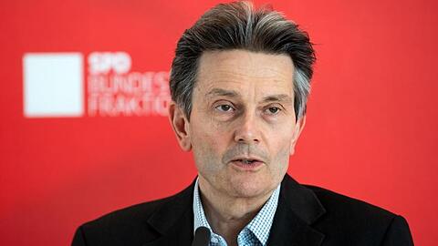 SPD-Fraktionschef Rolf Mützenich schließt eine Kanzlerkandidatur nicht aus.