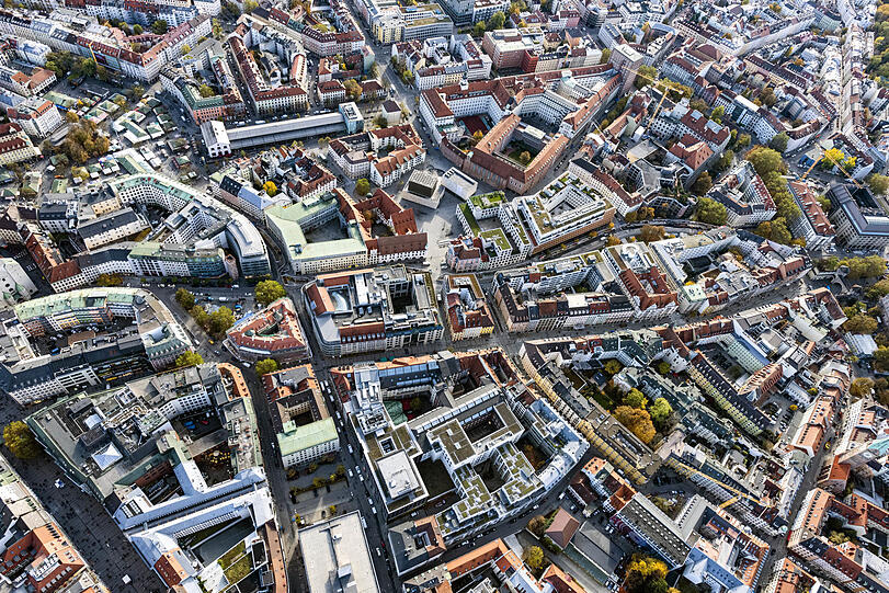 Eine großartige Oben-Aufnahme für Münchenliebhaber - und für Gedankenspaziergänge. Na, wo ist das? Klar: Ein Stückerl unterhalb der Bildmitte zieht sich von links nach rechts die Sendlinger Straße (ganz rechts sehen Sie das Sendlinger Tor).Darüber ist die langgezogene Schrannenhalle zu sehen, links davon der Viktualienmarkt mit Maibaum. Auch das Ruffinihaus, der Rindermarkt und die Asamkirche sind schön zu sehen.