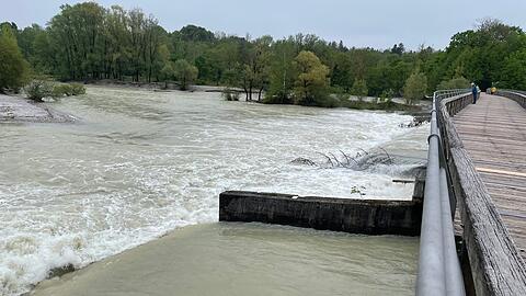Blick auf die Isar am Samstagmorgen: In der Nacht auf Freitag hatte das LfU einen Isar-Wasserstand 253 Zentimetern gemessen, es war der bis dato höchste Wert der letzten Tage.