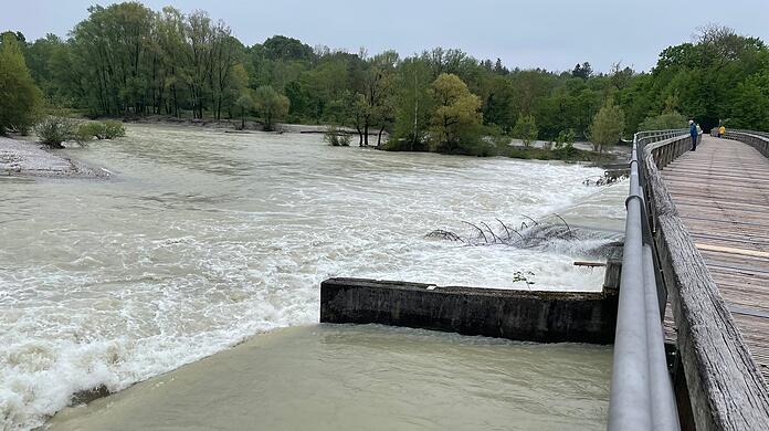 Blick auf die Isar am Samstagmorgen: In der Nacht auf Freitag hatte das LfU einen Isar-Wasserstand 253 Zentimetern gemessen, es war der bis dato höchste Wert der letzten Tage.