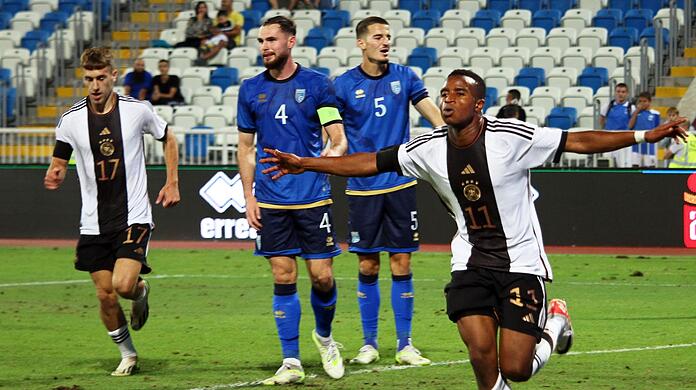 Dortmunds Youssoufa Moukoko (r) erzielte zwei Treffer für die U21-Nationalmannschaft.