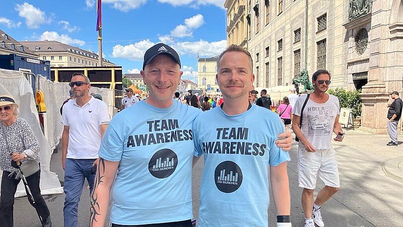 Carsten und Thomas vom Awareness Team hatten eine ruhige CSD-Parade ohne Einsätze. "Die Leute haben einfach Spaß", so ihr Fazit. Carsten und Thomas vom Awareness Team hatten eine ruhige CSD-Parade ohne Einsätze. "Die Leute haben einfach Spaß", so ihr Fazit.