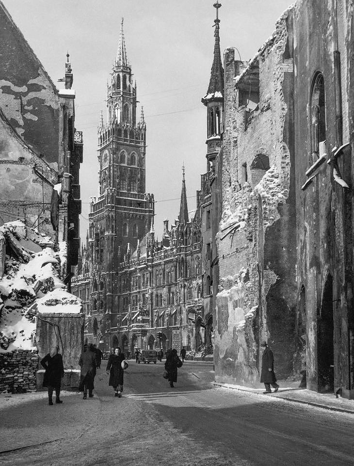 Neues Rathaus, München, um 1945. Neues Rathaus, München, um 1945.