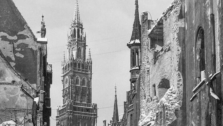Neues Rathaus, München, um 1945. Neues Rathaus, München, um 1945.