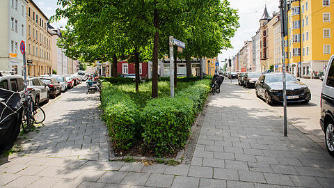 Noch eine &bdquo;platz&auml;hnliche Fl&auml;che&ldquo;, bald der Ali-Mitgutsch-Platz: Die Stadt ehrt posthum den M&uuml;nchner Wimmelbuch-Gestalter, der ganz in der N&auml;he der Ecke Barer Stra&szlig;e/Nordendstra&szlig;e wohnte.  Foto: Jan Krattiger