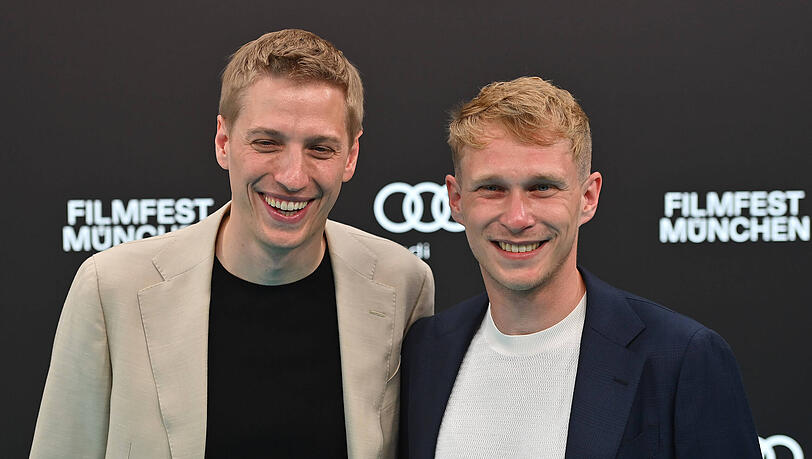 Dominik Krause (l.) mit Ehemann Sebastian M&uuml;ller bei der Er&ouml;ffnung des 43. Filmfest M&uuml;nchens am 27.06.2026 im Gasteig HP8.