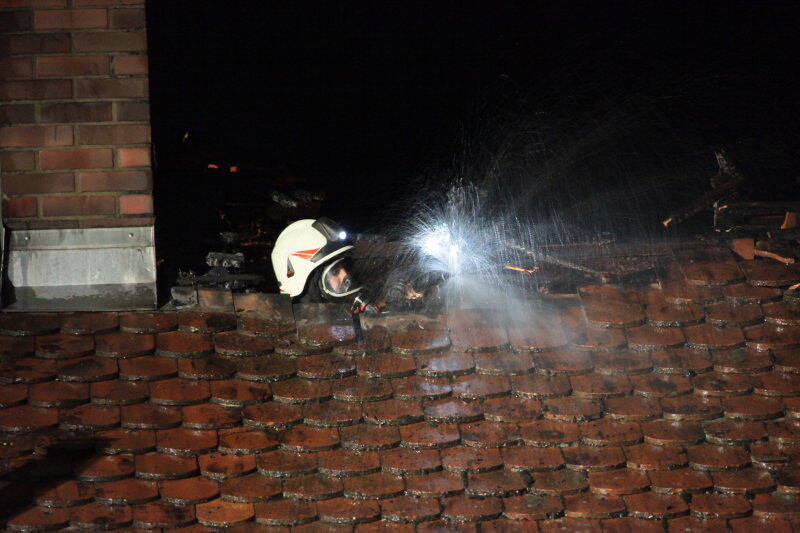 Ein Dachstuhl in Mettenheim steht in Flammen. Die Feuerwehr rückt mitten in der Nacht zum Löschen an. Die Bilder vom Einsatz.