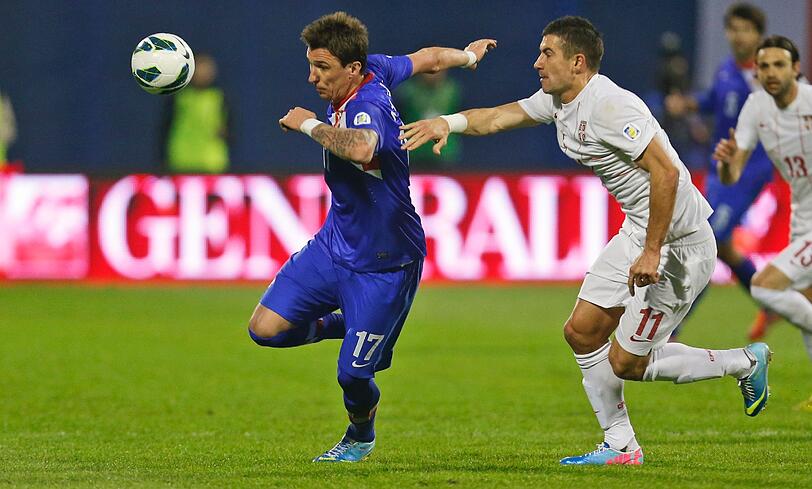 Mario Mandzukic steht als Stürmer in Diensten der kroatischen Nationalmannschaft, hier im Spiel gegen Serbien. Endergebnis 2:0 für Kroatien, Mandzukic machte das 1:0 und spielte durch. Die Atmosphäre beim Duell der Balkanstaaten war giftig, doch die befürchteten Krawalle blieben aus.