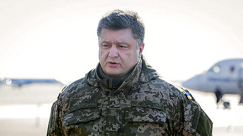 Der ukrainische Präsident Petro Poroschenko am Mittwoch im Krisengebiet um die Stadt Debalzewo. Die ukranischen Truppen haben sich zurückgezogen.