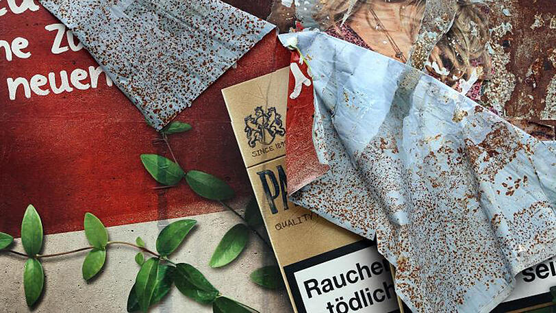 Ein Plakat mit Zigarettenwerbung löst sich von einer Plakatwand. Die Drogenbeauftragte will diese Art der Werbung gänzlich verbieten.