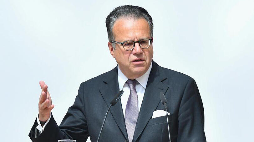 Frank-Jürgen Weise hatte die Leitung des BAMF zum Höhepunkt der Flüchtlingszuwanderung im Herbst 2015 übernommen - neben seiner Arbeit als Vorstandschef der Bundesagentur für Arbeit.