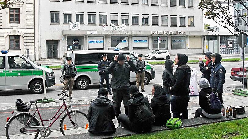 Gegenüber der Meinburk hatten sich einige Unterstützer der linken Szene versammelt.