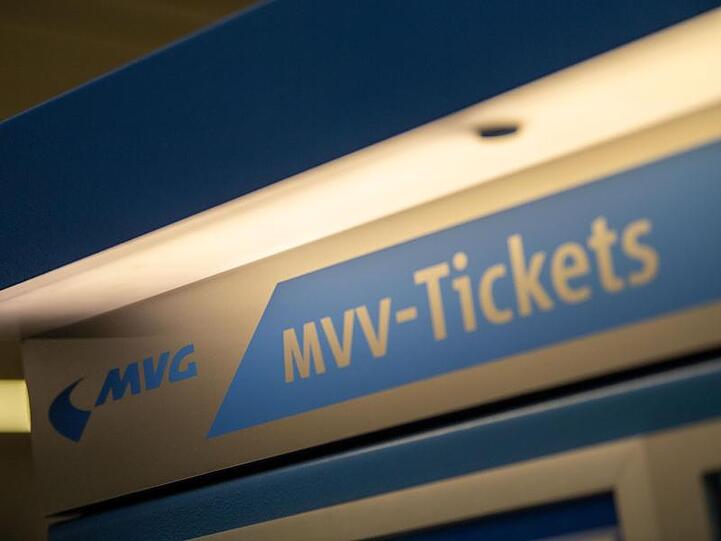 Blick auf einen Ticketautomaten. Foto: Lino Mirgeler/dpa/Symbolbild