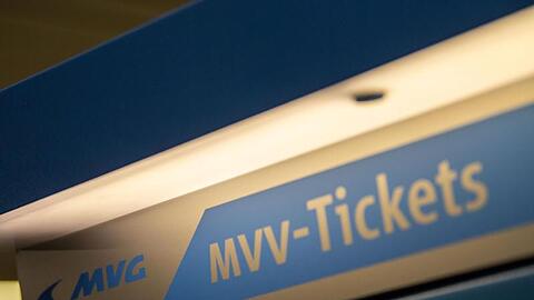 Blick auf einen Ticketautomaten. Foto: Lino Mirgeler/dpa/Symbolbild