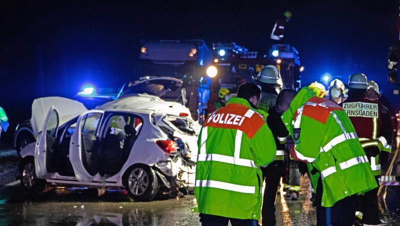 Polizisten und Feuerwehrleute stehen an der Unfallstelle auf der B16.