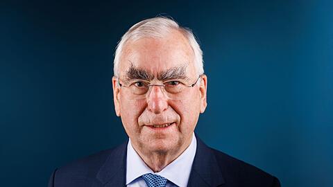 Theo Waigel (CSU), früherer Bundesfinanzminister, lächelt.