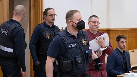 Zum Prozessauftakt wird der Angeklagte Sven Birkmann in Handschellen in den Gerichtssaal geführt.