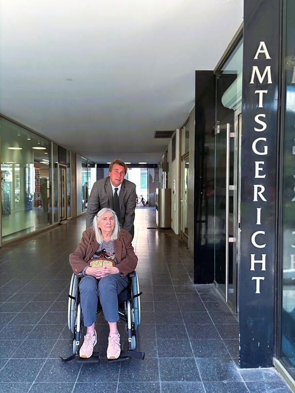 Bedrückt: Eva Sch. mit ihrem Sohn Claudius nach dem Termin im Münchner Amtsgericht. Bedrückt: Eva Sch. mit ihrem Sohn Claudius nach dem Termin im Münchner Amtsgericht.