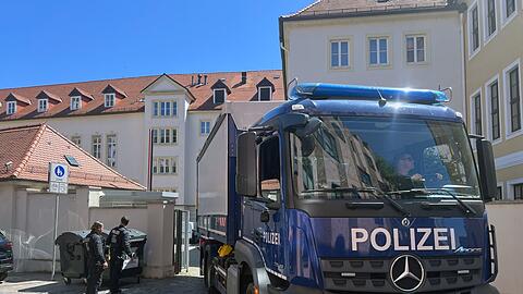 Gegen Mittag rückten weitere Ermittler mit einem Lastwagen an.