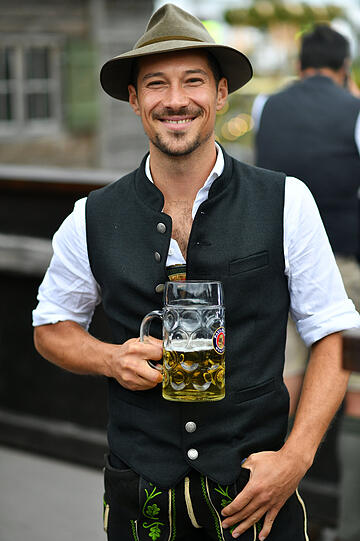 Auch Schauspieler Klaus Steinbacher besuchte am Donnerstag (25. September) das "Plettis Wiesn Legends Lunch" in Käfers Wiesn-Schänke.