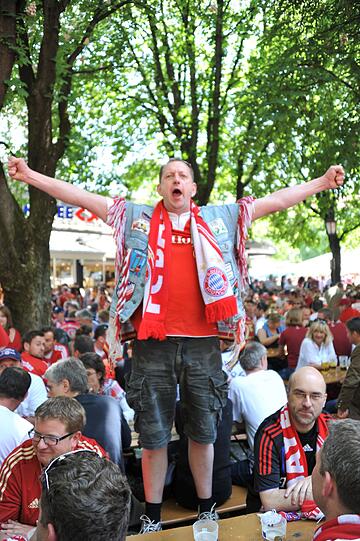 "FC Bayern!" - dieser rot-weiße Fan glaubt ganz fest an sein Team und feiert das Pokalfinale schon vorab. Die besten Fan-Bilder vom Finaltag gibts hier zum Durchklicken!