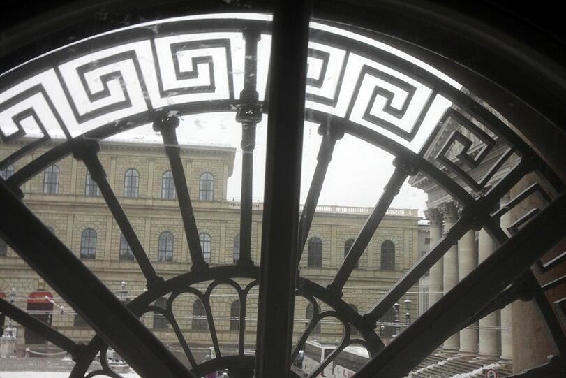 Die Fenster: Innenarchitekt Gerhard Zobler bringt es gleich auf den Punkt: &bdquo;Die Fenster sind das einzige, was wirklich so geblieben ist.&ldquo; Alles andere wurde aufwändig restauriert und renoviert. Durch die Fenster hat der Gast einen tollen Blick auf die Residenz. Geheimtipp: Die Toiletten sind im ersten Stock, denn die Fenster dort gewähren einen noch besseren Blick von oben. Big Boss Roland Kuffler scherzte schon: &bdquo;In den Toiletten sollten wir Stehtische aufstellen.&ldquo;