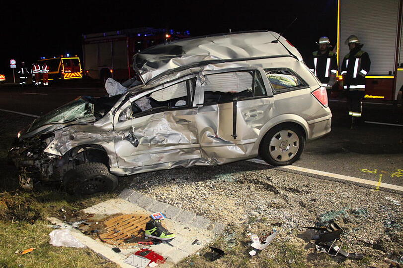Bilder des schweren Verkehrsunfalls im Landkreis Mühlendorf am Inn mit einem Toten und zwei Schwerverletzten.