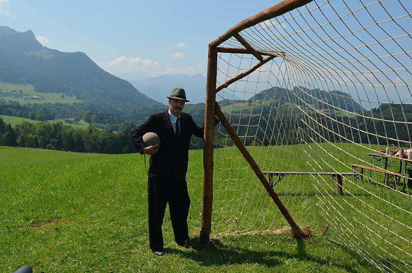 Trat sogar selbst ein paar historische Bälle: Karl-Heinz Rummenigge beim Landauer-Dreh in Samerberg &ndash; Die Bilder.