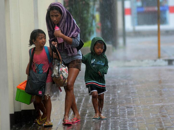 Eine Mutter versucht ihre Kinder sicher ins Evakuierungscenter in Cebu City zu bringen.