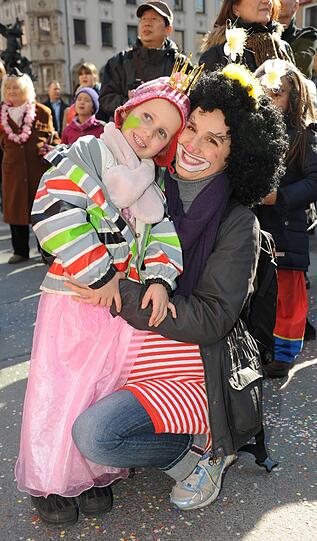 Eine kleine Prinzessin beim Faschingstreiben am Rosenmontag in der Fußgängerzone.