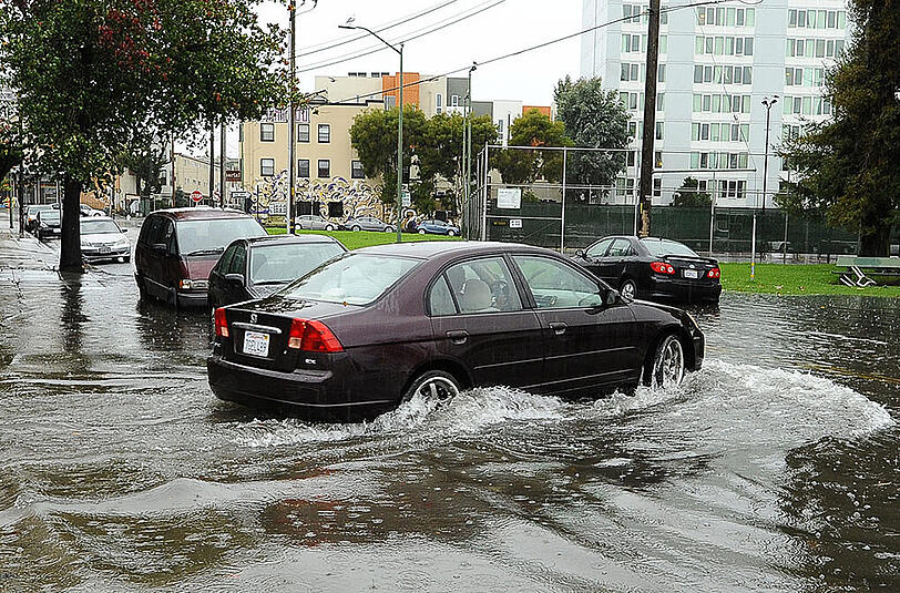 Oakland: Parkplätze und Straßen sind nach schwerem Regen überflutet.